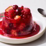 Ein klassischer roter-Beeren-Pudding, der frisch zubereitet und sättigend ist.  