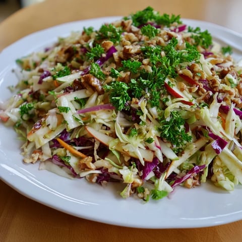Warmes Apfel-Kohl-Slaw mit knackigen Äpfeln und zartem Kohl in süß-saurer Sauce  